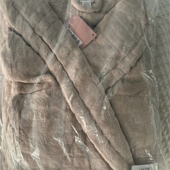 Luxurious Ulta Robe - Picture 1 of 6